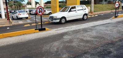 Após acidente, mureta em frente ao shopping em Ourinhos é reduzida e tachões são colocados