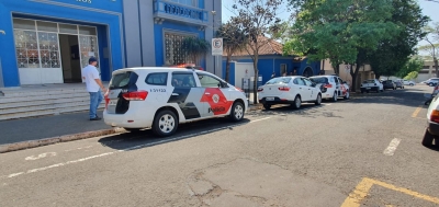 PM é chamada e multa veículos estacionados em vaga reservada em frente à Prefeitura de Ourinhos 