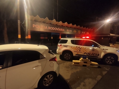 Casal é preso com 102 tijolos de maconha na Castello Branco, em Santa Cruz do Rio Pardo 