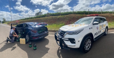 Policiamento Rodoviário prende indivíduo com garrafas de azeites e vinhos em operação na SP-225 em Santa Cruz do Rio Pardo