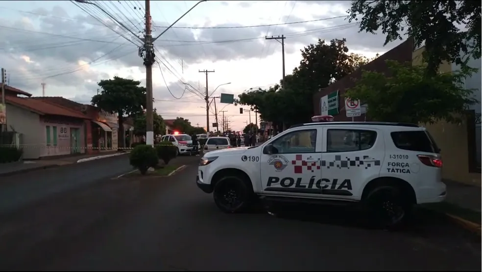 Homem morre em troca de tiros com a polícia após sequestrar ex-companheira