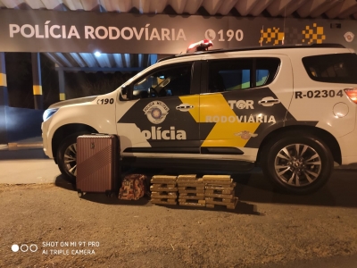Primas são presas carregando 44 tabletes de maconha em mala e bolsa em posto de combustíveis em Santa Cruz do Rio Pardo 