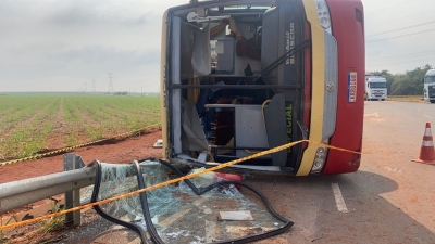 Ônibus com trabalhadores tomba na região e uma pessoa morre 