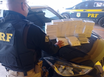 Com sistema eletrônico sofisticado para compartimento secreto, homem é detido com 79 smartphones do Paraguai em carro na BR-153 em Ourinhos 