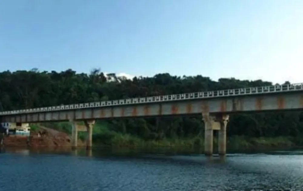 Caminhão cai da Raposo Tavares e afunda em rio na região 