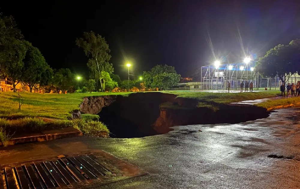 Cratera de cerca de 50 metros de diâmetro 