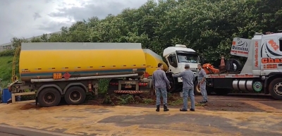 Caminhão carregado de combustível fica atravessado na Raposo Tavares em Ourinhos 