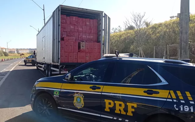 PRF apreende 450 mil maços de cigarros contrabandeados em rodovia na região 