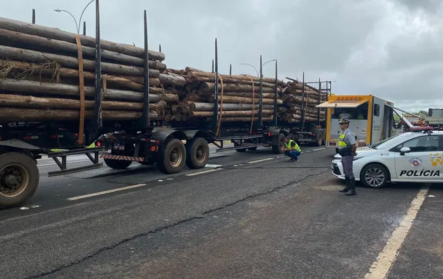 Polícia Rodoviária autua 20 caminhões que somaram mais de 40 toneladas em excesso na carga na região 