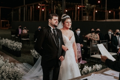 Casal realiza casamento após conseguir autorização da Justiça na região 