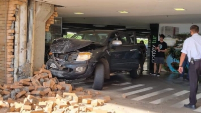 Caminhonete bate e causa estragos em saída de estacionamento de supermercado na região 