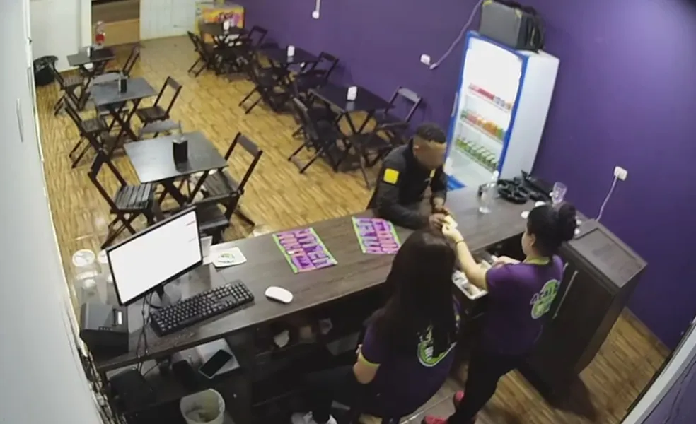 Homem pede desculpa depois de assaltar sorveteria na região; vídeo