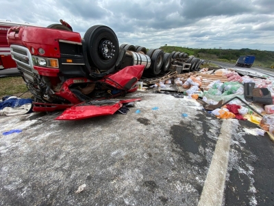 Motorista de caminhão morre e criança fica ferida após veículo tombar na rodovia na região