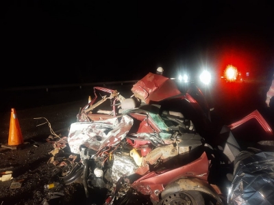 Motorista morre e carro fica destruído após colisão com caminhão na BR-153