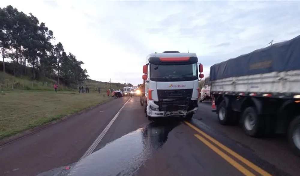 Acidente entre carro e caminhão provoca morte de motorista em rodovia na região 