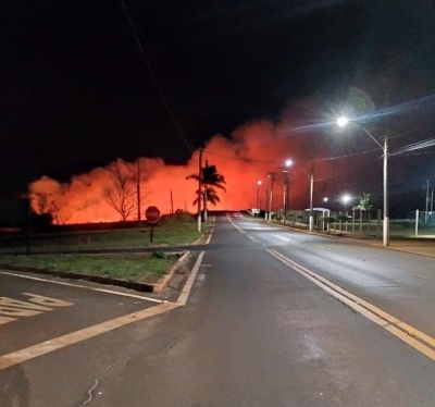 Incêndio em vegetação às margens de rodovia em Chavantes prejudica visibilidade de motoristas