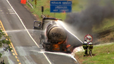 Carreta com combustível pega fogo e interdita BR-153 próximo à Ourinhos; confira o vídeo 