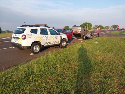 Viatura da Polícia Militar Rodoviária é atingida em acidente em rodovia na região
