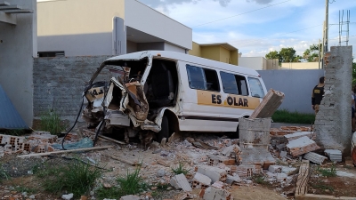Van escolar perde freio e colide contra residência em Bandeirantes; crianças ficaram feridas