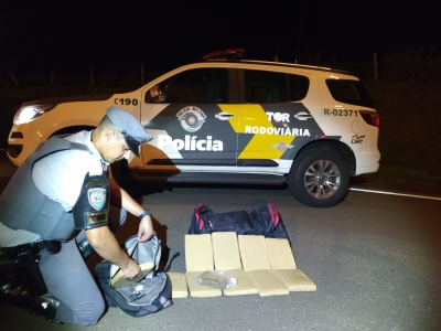Polícia Rodoviária apreende 11 tabletes de maconha em bagagem em ônibus na SP-225