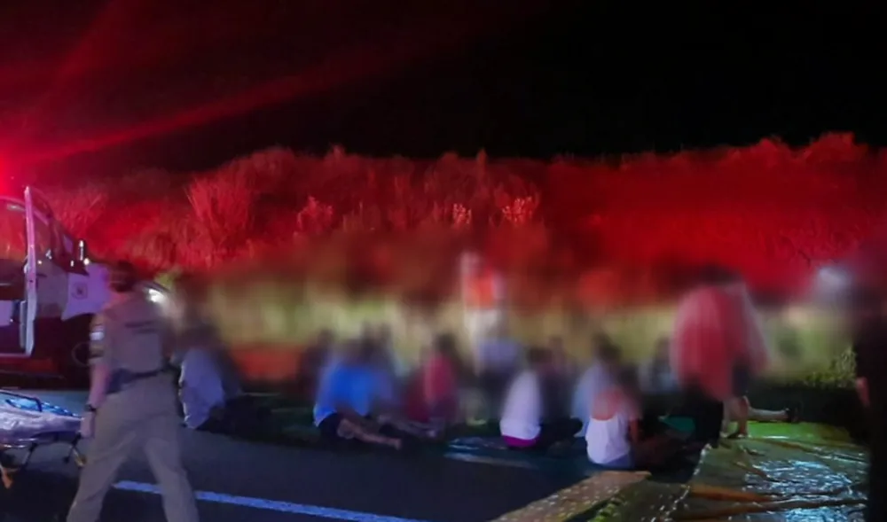 Acidente na PR-444 deixa 16 feridos em colisão entre ônibus e caminhão no norte do Paraná 