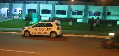 Em manifesto contra a administração municipal de Ourinhos, jovem joga artefatos explosivos na Câmara Municipal e é detido 