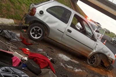 Motorista capota em alça de rodovia e carro desliza em barranco na região 
