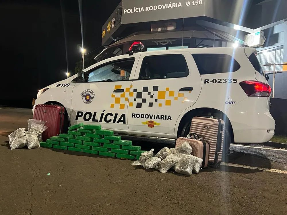 Jovem de 22 anos e adolescente de 16, são flagradas em Ourinhos transportando 29 tijolos de maconha e 17 porções de skunk 
