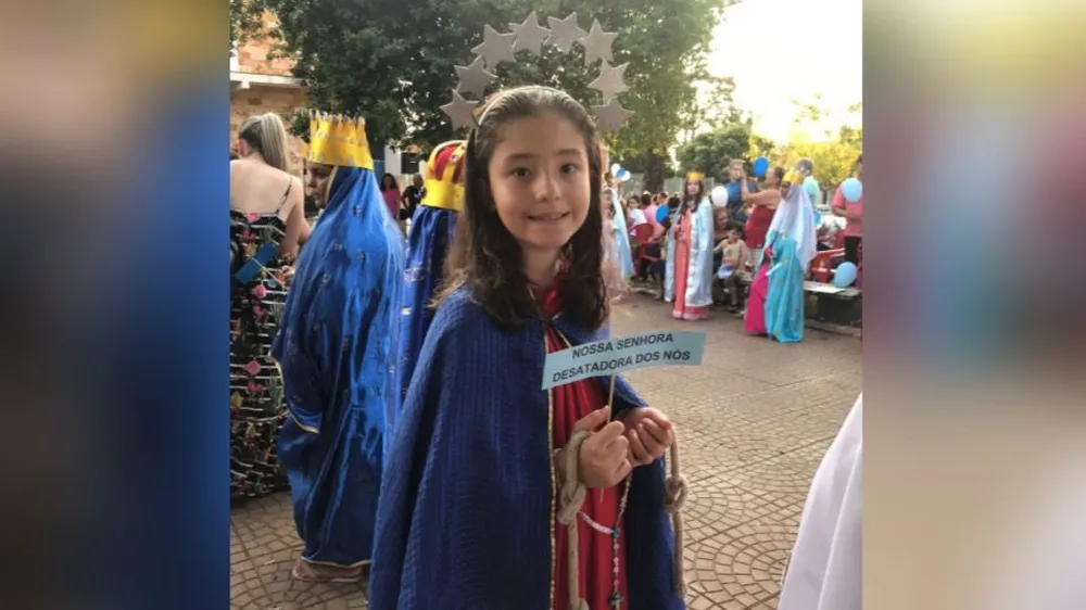 Menina que se afogou em piscina após cabelo ficar preso em sugador está na UTI em recuperação