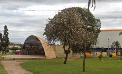 Homem danifica porta de banheiro público em Ourinhos após ficar preso