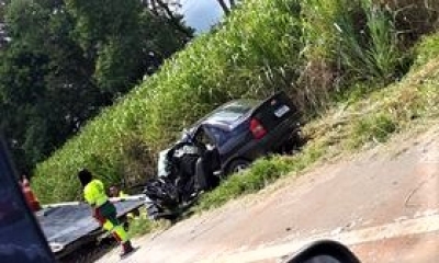 Colisão entre carro e carreta deixa homem gravemente ferido na BR-153 em Santo Antônio da Platina 
