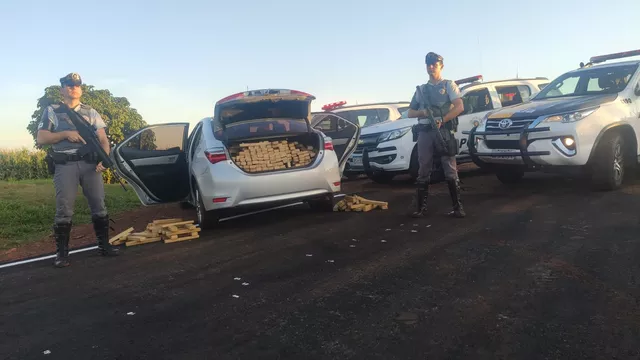 Polícia apreende maconha em carro abandonado próximo a milharal em Salto Grande