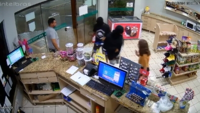 Vídeo: Assaltantes armados e encapuzados roubam conveniência de posto de combustíveis em Ourinhos
