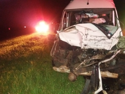 Motorista de furgão morre ao bater em caminhão na região