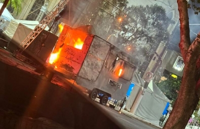 Trailer pega fogo durante quermesse na Praça da Catedral do Senhor Bom Jesus em Ourinhos