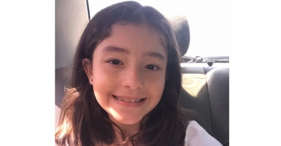 Menina que se afogou em piscina após cabelo ficar preso em sugador recebe alta de UTI 