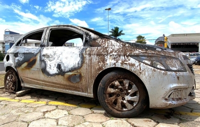 Polícia localiza veículo incendiado, que foi roubado de motorista de aplicativo na região