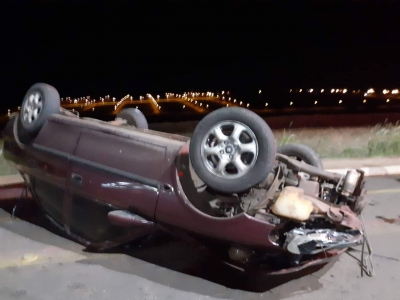 Jovem é preso por embriaguez ao volante depois de perder controle, derrubar poste de iluminação e capotar veículo em Santa Cruz 