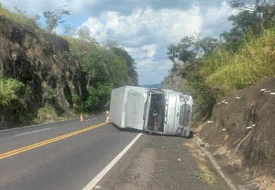 Motorista fica ferido em tombamento de caminhão na serra da BR-153 