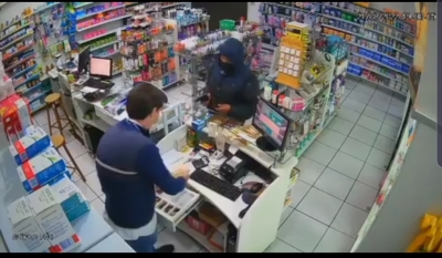 Vídeo: Farmácia é assaltada em Santa Cruz do Rio Pardo; bandido estava armado