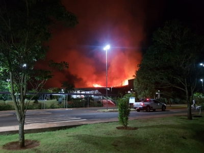 Incêndio em área de vegetação forçou suspensão de aulas noturnas na UNESP de Ourinhos, nesta terça-feira, 3