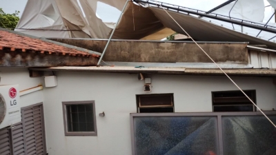 Tenda de festa é arrancada por tempestade e atinge telhado de lanchonete em Canitar
