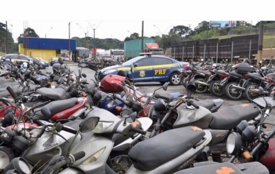 A Polícia Rodoviária Federal (PRF) realizará dois leilões exclusivamente online com 30 veículos e 49