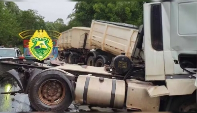 Motorista morre em batida envolvendo três carretas e um carro na PR-092, em Siqueira Campos