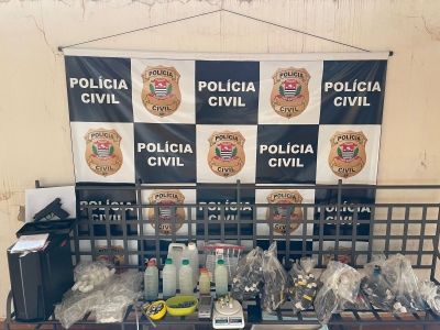 Em casa de preso por posse irregular de arma de fogo, Polícia Civil de Ourinhos apreende produtos farmacêuticos suspeitos 