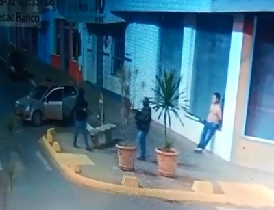 Ladrões deixam refém sem camisa durante ataque a banco em madrugada fria na região; vídeo