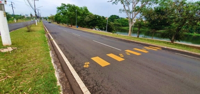 Prefeitura pinta faixas de alerta em avenida para travessia de animais em frente a lago em Ourinhos 