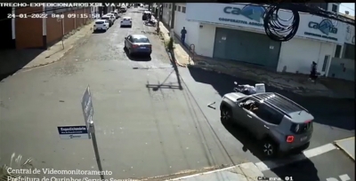 Carro não respeita sinalização e acerta motocicleta em Ourinhos