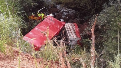 Carreta cai em penhasco em rodovia na região 