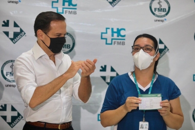 Técnica de Enfermagem da UTI é a primeira vacinada do HC de Botucatu; vacina já chegou em Marília na noite de hoje (18)